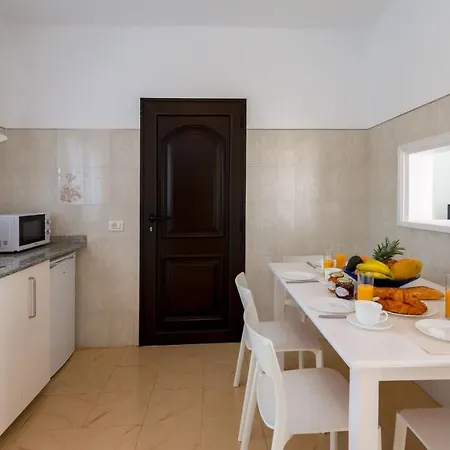 Апартаменты Reyes *