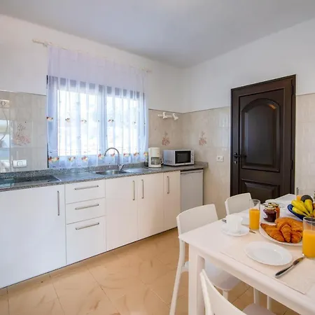 Reyes Apartment *